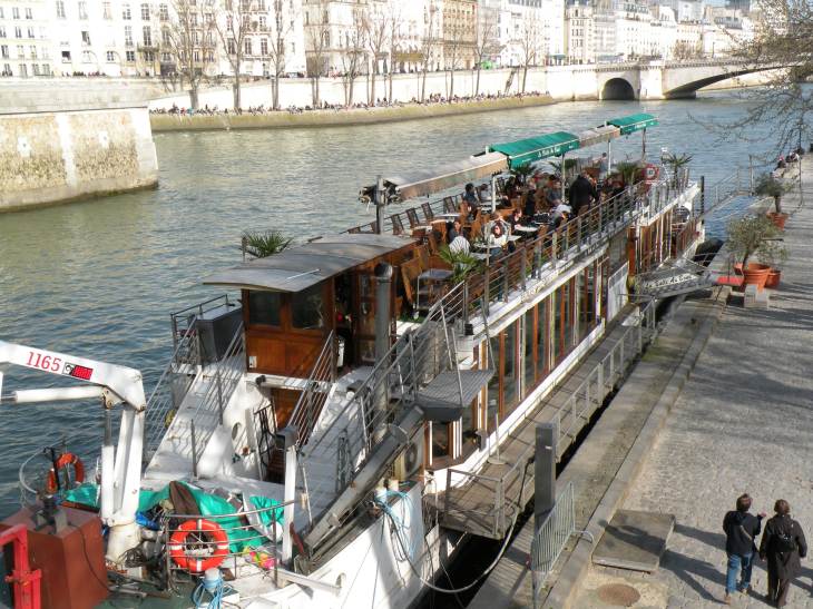  Café Bateau, La Balle au Bond
